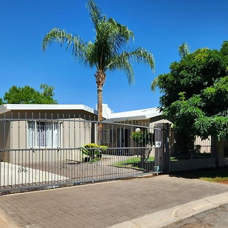 Green Kalahari Guesthouse Upington Exterior photo